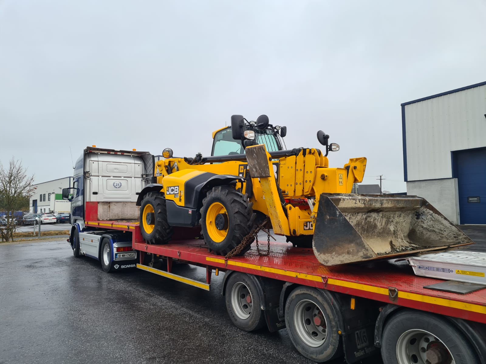Customer Collecting an Ex - Rental 17 meter JCB..... SOLD 